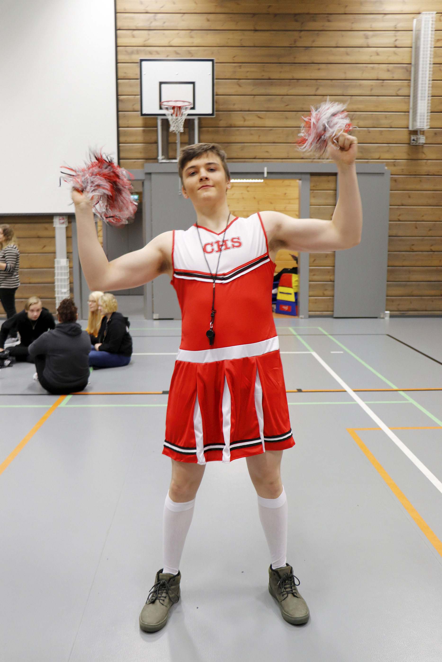 Cheerleeding-abi arveli pärjäävänsä kolmen vuoden hikisen urakan päätteeksi näillä vehkeillä pitempäänkin Pudasjärven räntäsateessa.