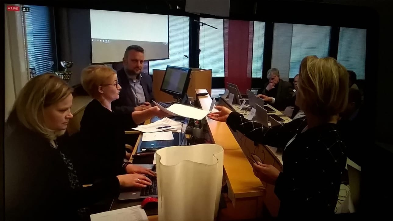 Päivi Ollila (keskellä) jatkaa Haapaveden kaupunginvaltuuston johdossa. Maanantai-iltaisessa kokouksessa asiasta päästiin äänestämään suhteellisen vaalitavan mukaisesti.
