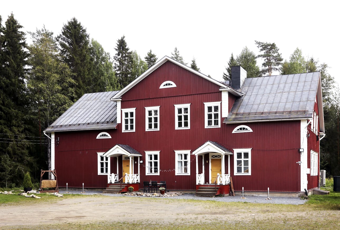 Vuonna 1926 rakennettu Ämmälän kyläkoulu on toiminut myös kylätalona ja kokoontumispaikkana. Nykyiset asukkaat keräävät nyt ihmisten muistoja talosta tulevaa 100-vuotisjuhlaa varten.