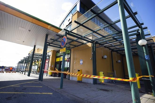 KPO toimi rivakasti. Vaasan Kiitokaaren ABC-aseman sadekatos suljettiin välittömästi Kokkolan uutisen jälkeen. Maanantaina tarkastus oli tehty ja tiistaina saattaa vain yksi auton vahingoittama lasialue olla eristettynä sulkunauhalla. KUVA: JARNO PELLINEN