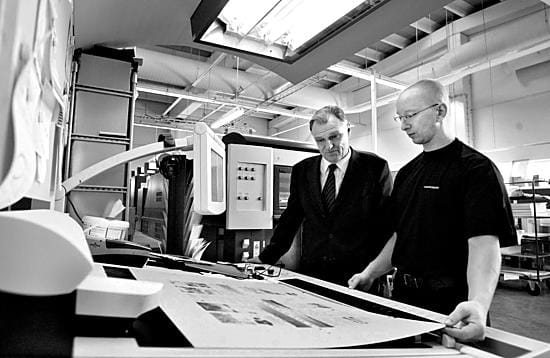 Toimitusjohtaja Taisto Riski tutustuu Kaleva-konsernin painotalon Kalevaprint Oy:n kiireisiin offset-painaja Harri Niskasen opastamana.