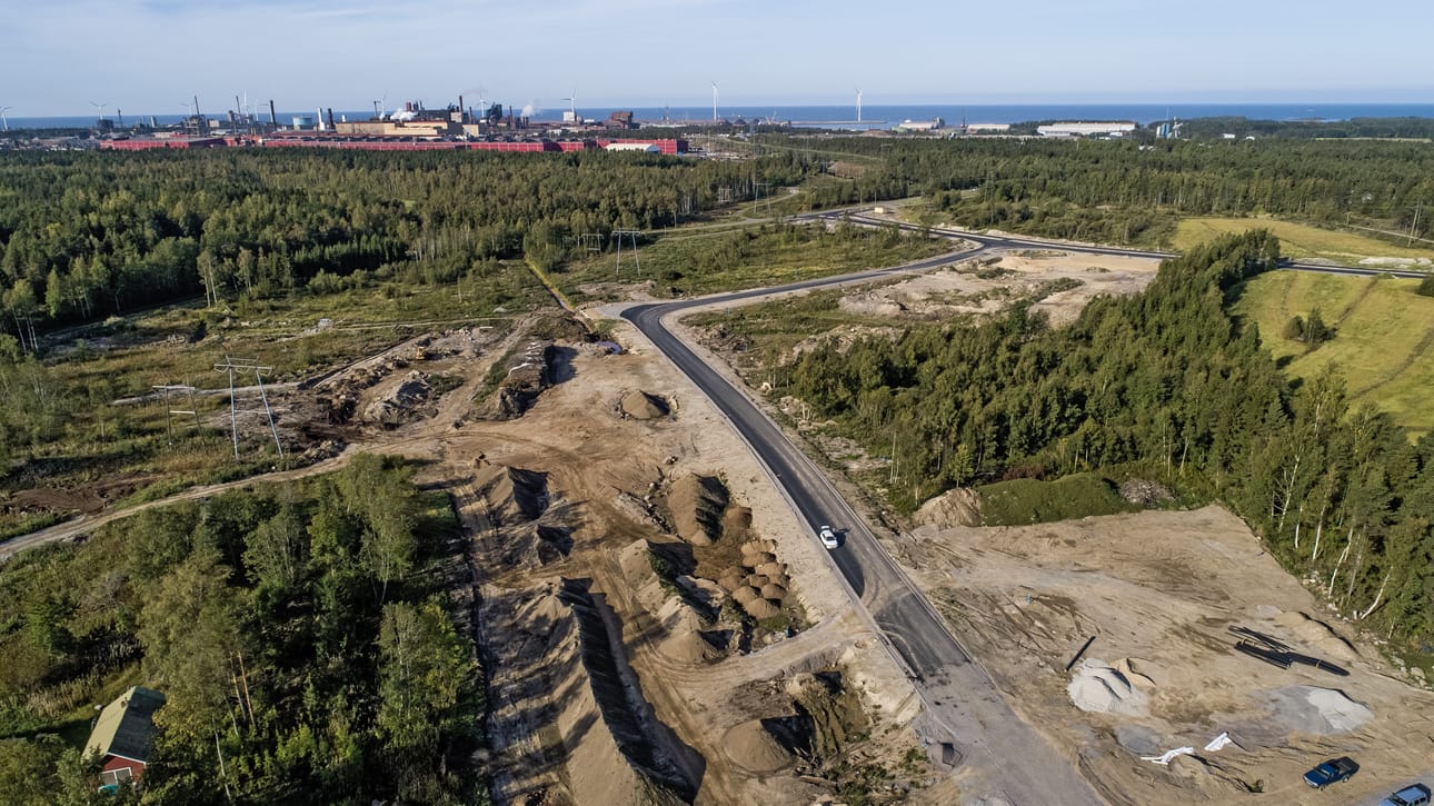 Tokolan teollisuusalue näyttää nyt tältä. Kaikkiaan katua on rakennettu 2,2 kilometriä ja sen päälle vielä kevyen liikenteen väylää. Tiestö avautuu viimeistään lokakuun lopussa, kun työmaa valmistuu.