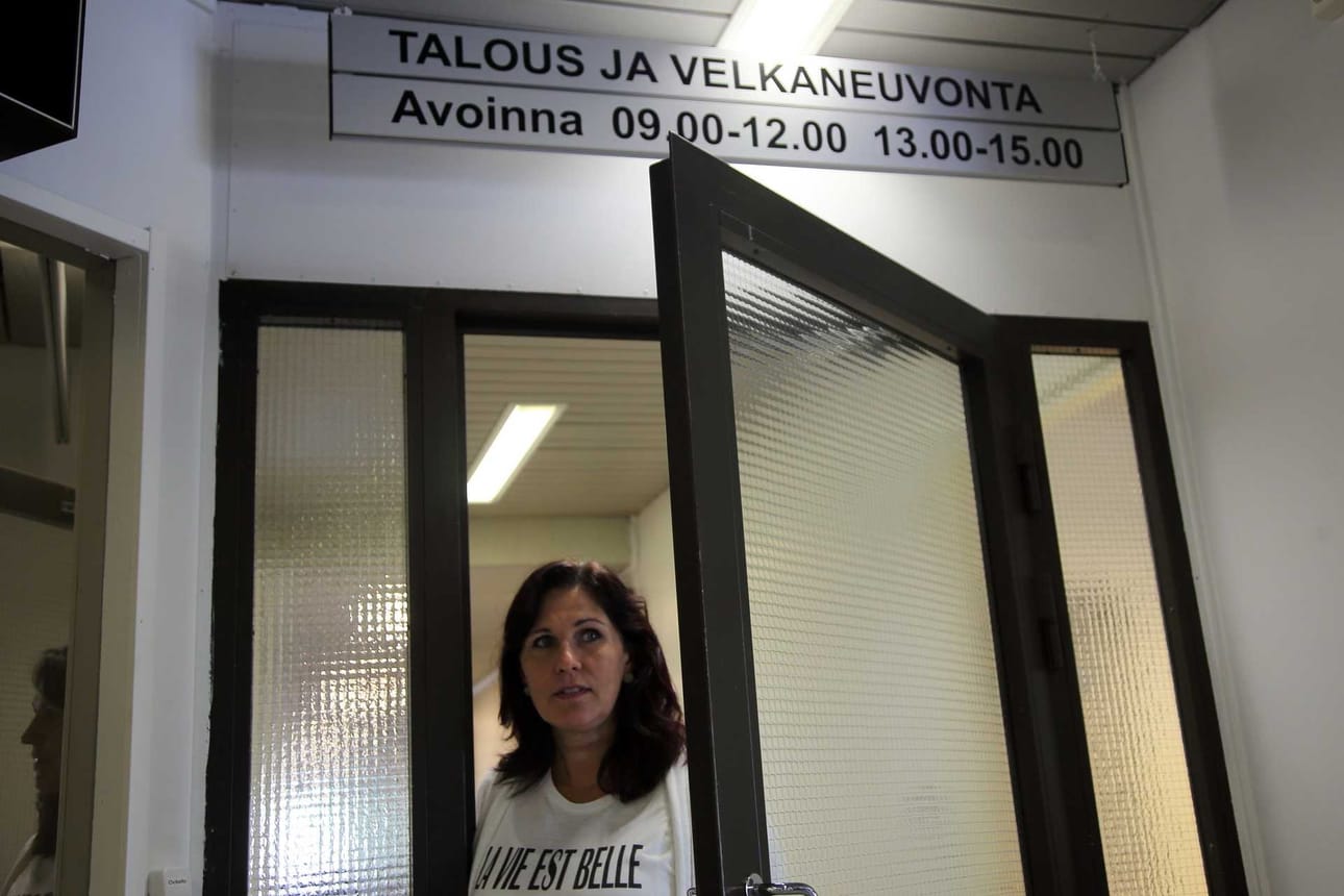 Velkaneuvoja on myös talousneuvoja. Velkaneuvoja Jaana Moisanen toteaa, että neuvontaan voi tulla kysymään opastusta taloudenpitoon, vaikka ei olisikaan laskujensa kanssa ongelmissa.