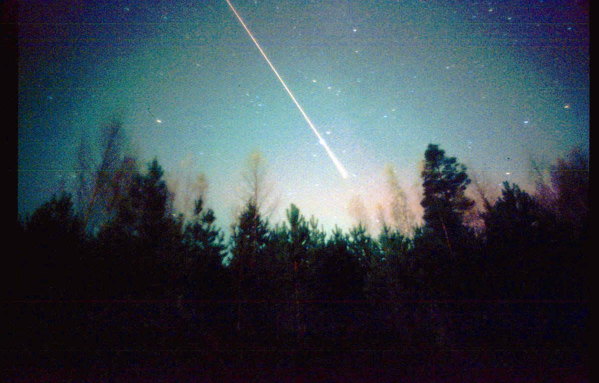 Ursan tulipallotyöryhmän alustavien arvioiden perusteella perjantaina nähty meteoriitin lento sammui Pohjois-Pohjanmaan yllä. Kuvituskuva vuodelta 2009.