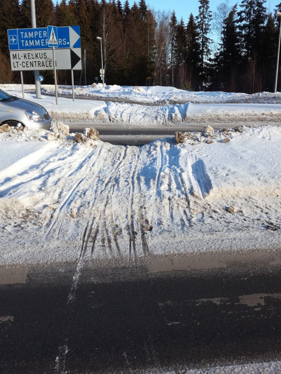 SUOJATIE ON vaikeakulkuinen. Lukija kysyy: Kenen urakkaa: kaupungin, ABC:n vai Elyn? KAUPUNKI VASTAA: Ely-keskuksen urakka-aluetta. Hyvä muistisääntö on, että taajamamerkin alue on yleisesti rajana Ely-keskuksen ja kunnan vastuualueissa. Taajamamerkki näkyy kuvassa taustalla. Lukijan kuva.
