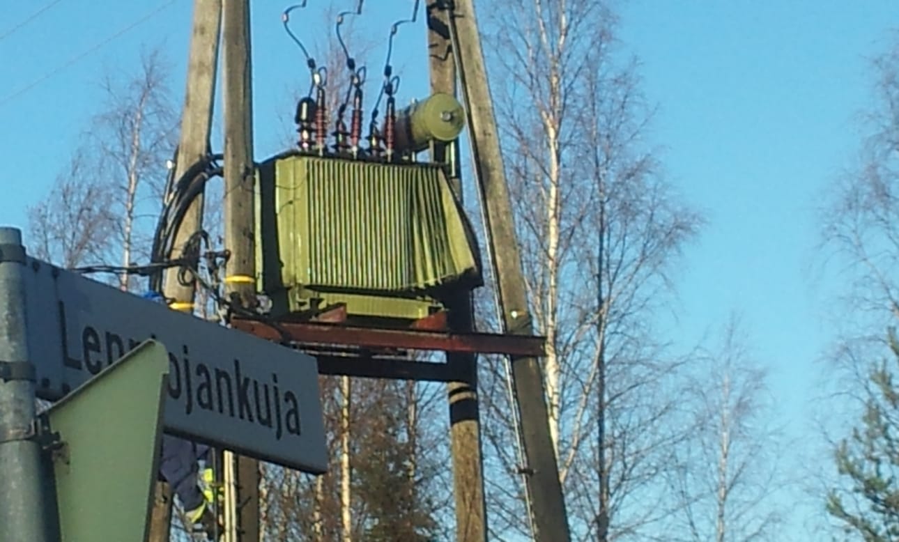 Sähkömuuntamo kärähti Leppiojankujalla Oulussa maanantaina puolen päivän aikaan.