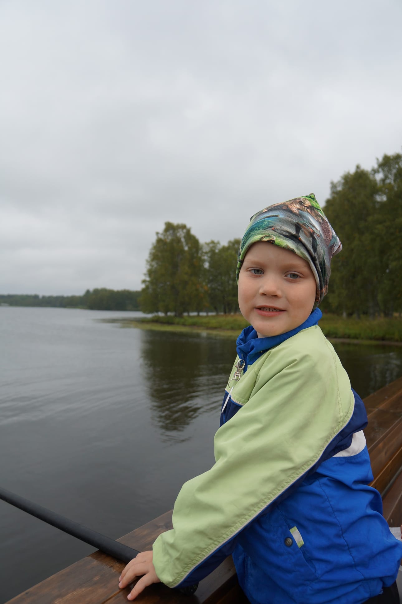 Johannes Homasta kiinnostai ongintapaikka. Sateesta huolimatta pieni kalastaja jaksoi hymyillä.