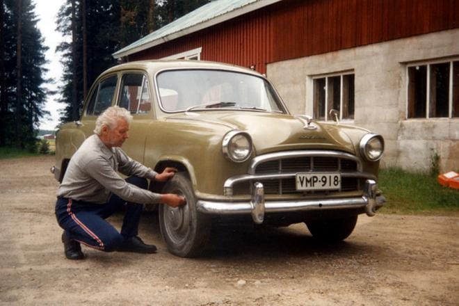 Muun muassa tämä upea kuva julkaistiin vuosikymmen sitten, kun Järviseutu-lehden kuvahaasteen aihe oli Elämäni auto. Nyt kuvahaaste lukijoille on hieman laajempi Elämäni menopeli. Niilo Mäkiniemen Morris Oxford oli hänen käytössään pitkään museoautona. KUVA: NIILO MÄKINIEMEN KOTIALBUMI