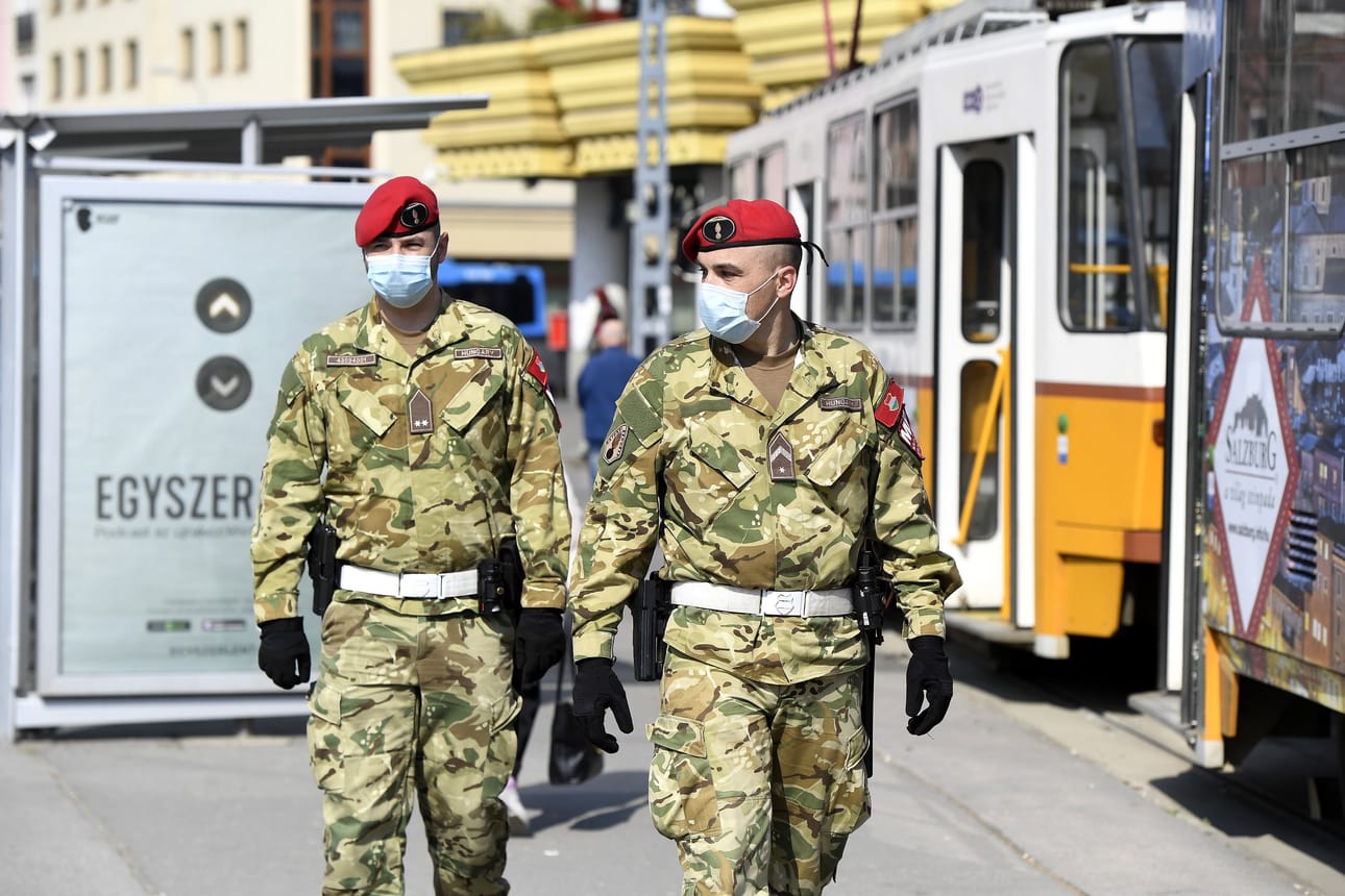 Sotilaspoliisit partioivat Lehelin aukiolla Budapestissa sunnuntaina. Unkarilaisia on kehotettu välttämään liikkumista ulkona 11. huhtikuuta saakka.