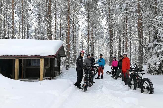 Reitin varrella olevassa metsäkämpässä voi välillä pysähtyä vapaasti vaikkapa makkaroita paistamaan. KUVA: IRMA NUKARINEN