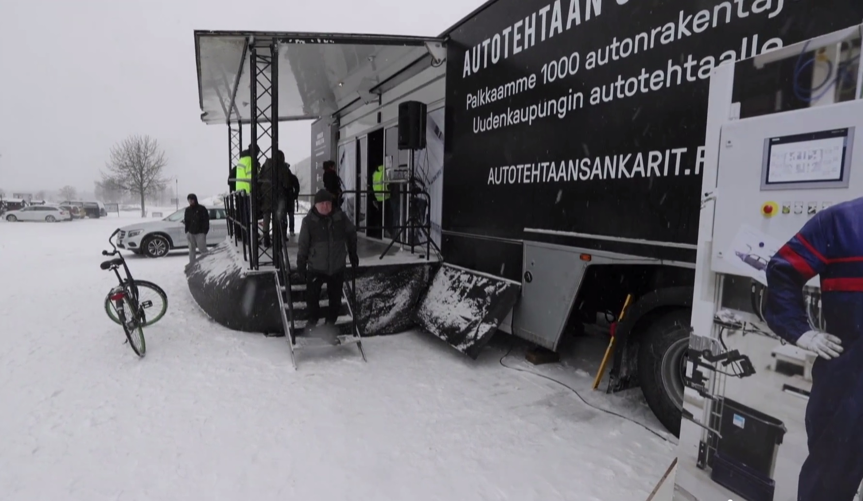 Uudenkaupungin autotehtaan rekrytointikampanja saapui Oulun torille