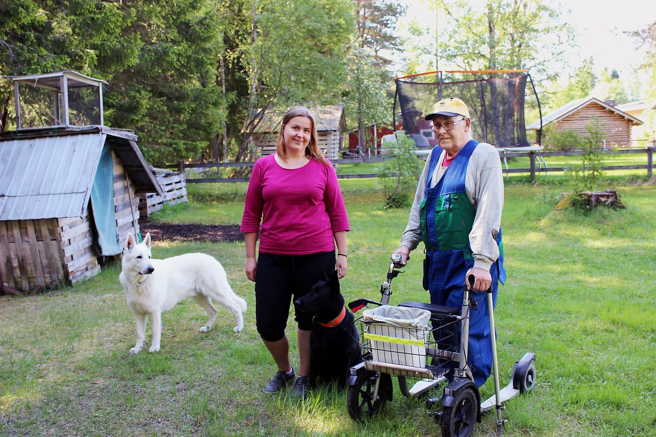 Kaarle Kari ja tyttärentytär Sini Ruohonen käyvät välillä yhdessäkin keräämässä roskia. Mukana ovat myös Ruohosen koirat valkoinenpaimenkoira Lumo ja saksanpaimenkoira Tuittu. Jälkimmäinen osaa myös auttaa kantamalla löytämiään roskia emännälleen.