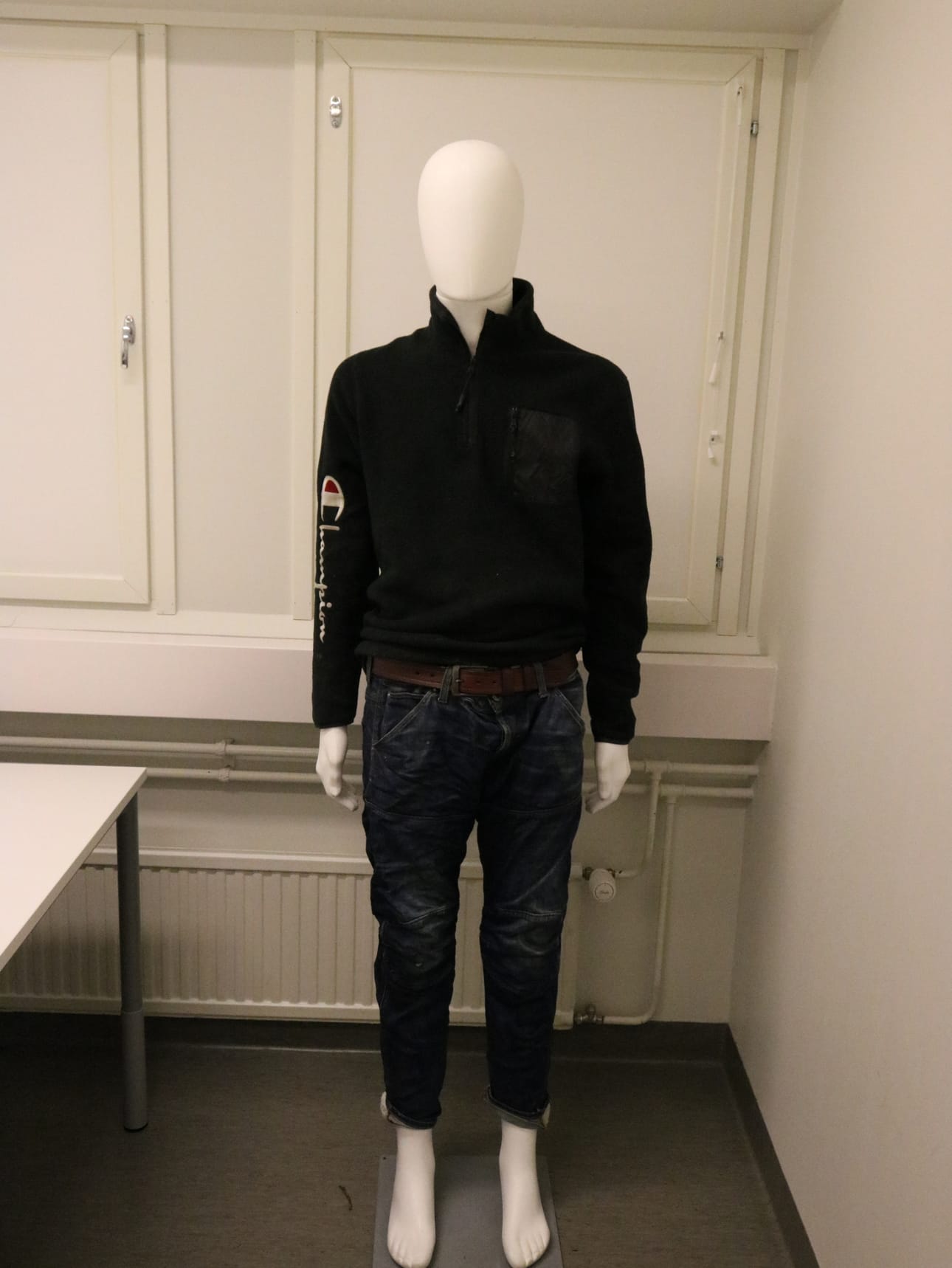 Vainajan yllä olleet paita ja housut.