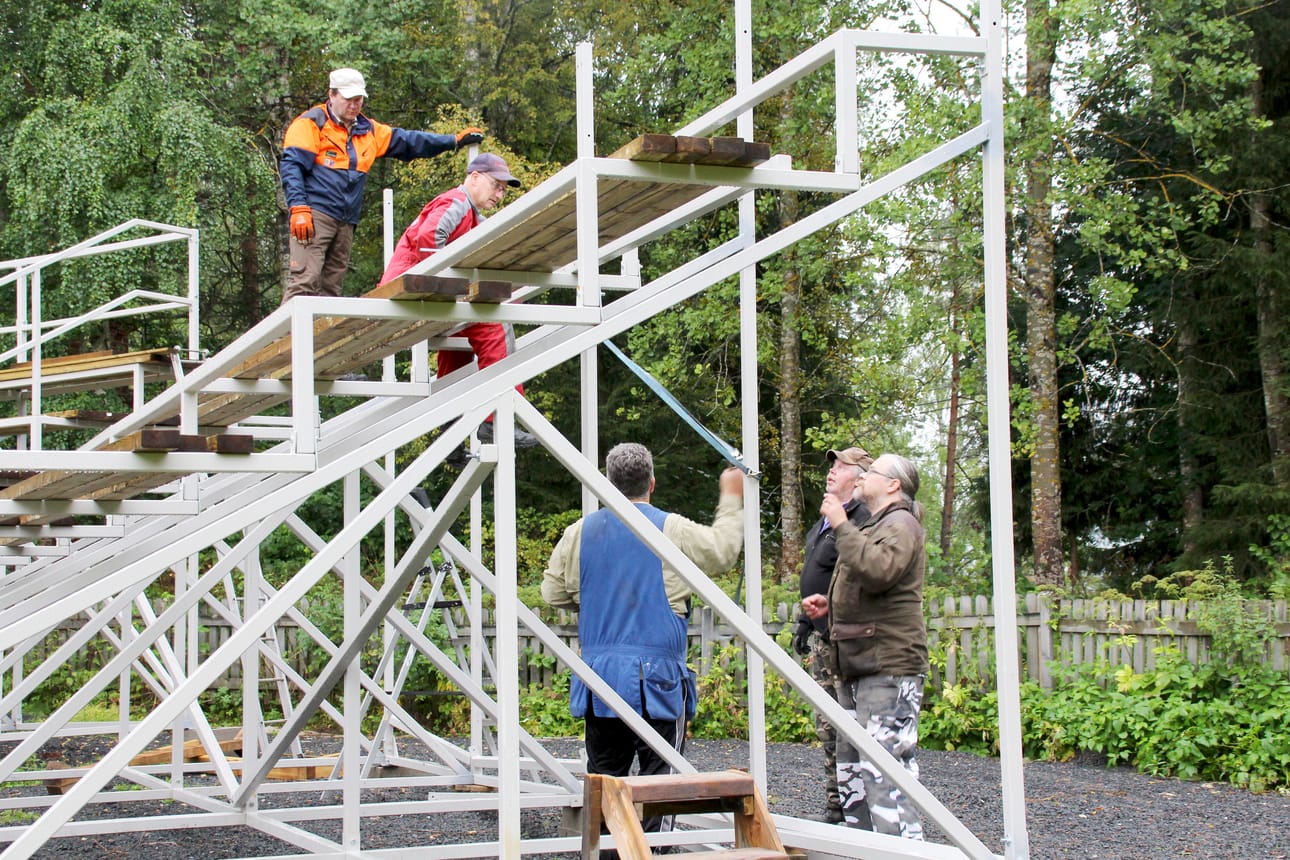 Katsomon runko on valmis tuossa tuokiossa. Rakennustalkoolaiset Reijo Lampi ja Kalle Arvio katsomon ylähyllyllä, maassa tuumailevat Risto Niinimaa, Kalervo Holopainen ja Marko Alaluusua. Kuvat Kirsi Junttila