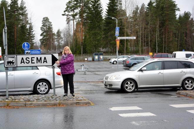 Alavuden kaupungin kaavoituspäällikkö Saija Kärkkäinen on nykyisessä työssään ehtinyt paneutua muun muassa Tuurin kauppakylän alueen liikennejärjestelyihin. Vuonna 2016 ajankohtaisena asiana oli Tuurin tieverkkosuunnitelma. ARKISTOKUVA: MIINA HAKALA