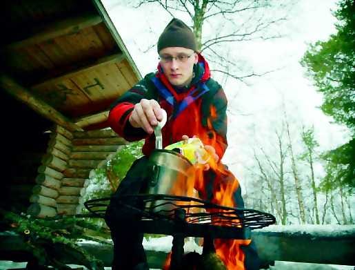 Hyvä vihje. Mikko Kangas ottaa retkelle mukaan termospullollisen kuumaa vettä ruoan valmistusta varten. Hiillos syntyy nopeammin pieniksi pilkotuista puista.