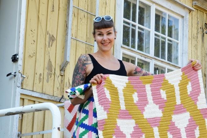 Kurikkalaslähtöinen Molla Mills yhdistelee virkkauksissaan graafisia muotoja ja raikkaita värejä. KUVA: EVELIINA KÄLVIÄINEN