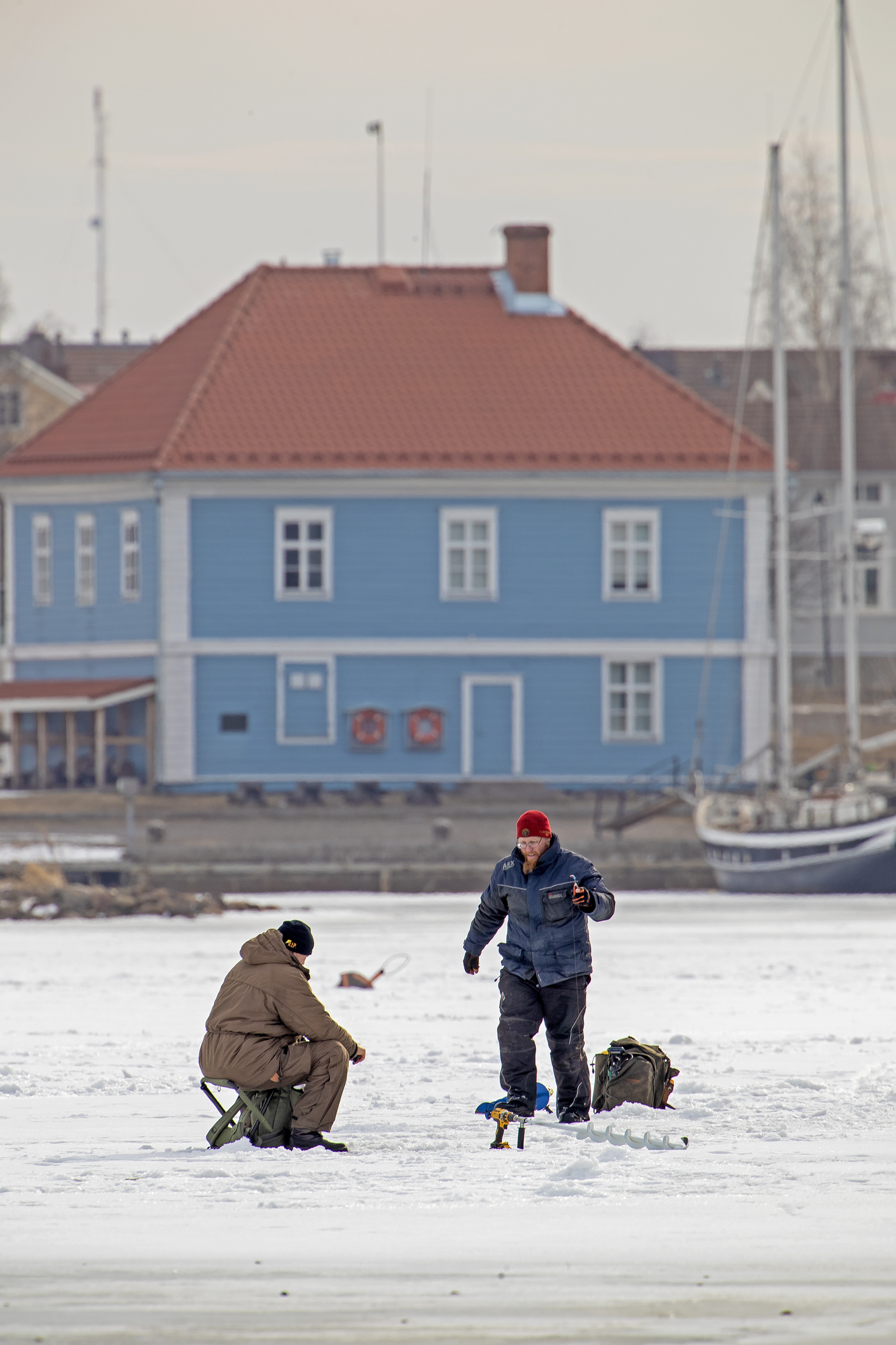 Pilkkijöitä Pikkulahdella Raahessa.