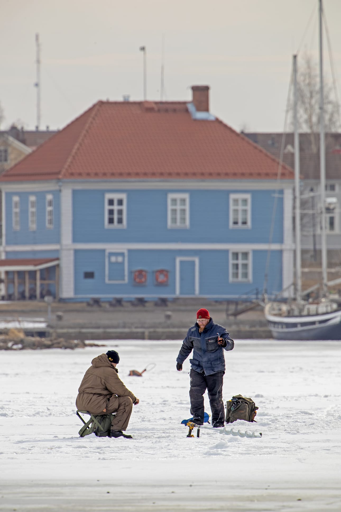 Pilkkijöitä Pikkulahdella Raahessa.