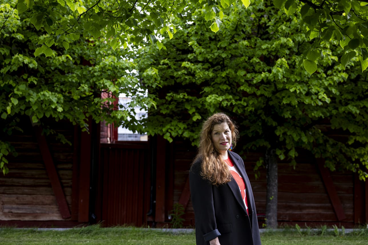 Lääkäri Eeva Löfgren on yksi asiantuntijavieraista Seinäjoen Kokonaista puhetta klubi-illassa. Löfgrenistä on tullut unen matkasaarnaaja. Hänen tietokirjansa Naisen uni käsittelee unen merkitystä eri elämänvaiheissa.