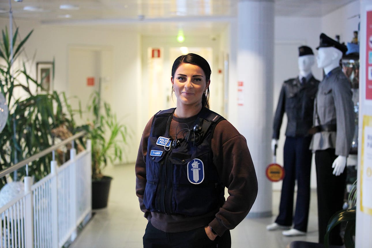 24-vuotias Ruusa Tiainen on mukana 14. tammikuuta alkavalla uudella Poliisit 24/7 -sarjan tuotantokaudella. Tiainen työskenteli kuvausten aikaan Oulussa.