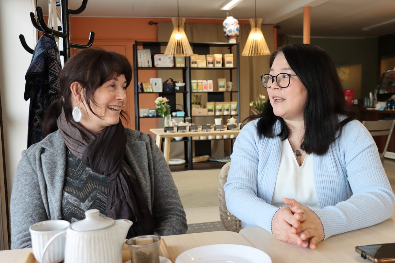Elina Försti ja Huan-Ya Chen-Ketonen tapasivat Chen-ketosen kahvilassa Alajärvellä.