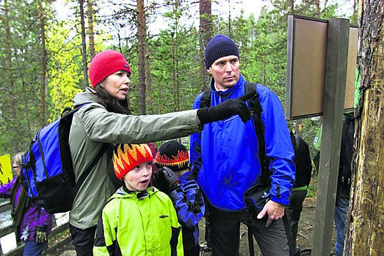 Tuija Aitto-oja tarjoilee Tytti-tytölleen pilttiä.