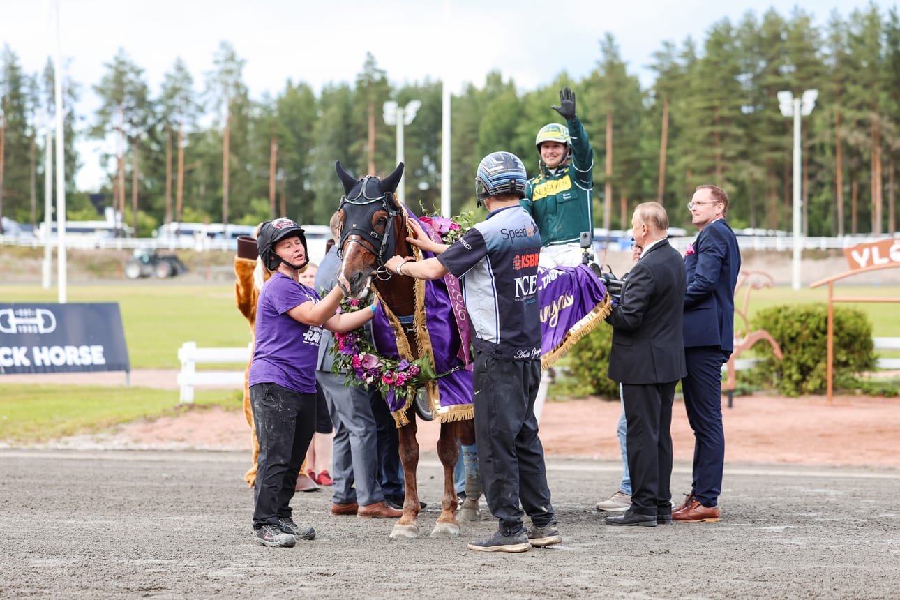 Pron ylle pujotettiin ravikuninkaan seppele ensimmäistä kertaa.