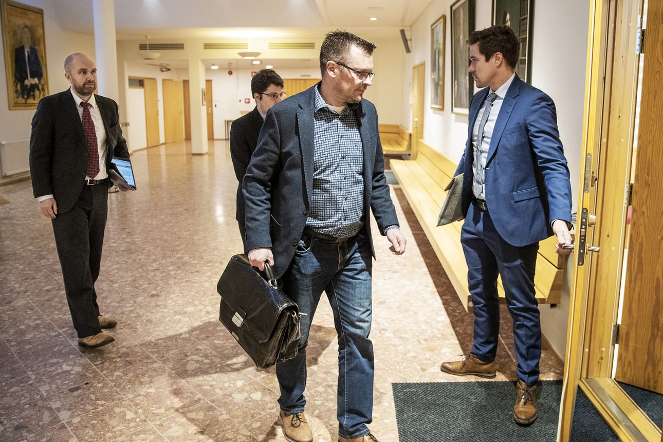 Suuren huumejutun käsittely alkaa Rovaniemen hovioikeudessa. Erikoissyyttäjä Hannu Koistinen, oikeustieteen maisteri Samuli Antinoja, varatuomari Tuukka Tieksola ja varatuomari Jukka Pentikäinen saapuivat käsittelyyn.
