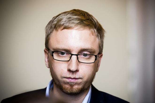 Siniset kertovat puoluehankkeestaan tarkemmin ensi viikolla, eduskuntaryhmän puheenjohtaja Simon Elo sanoi. KUVA: Joel Maisalmi