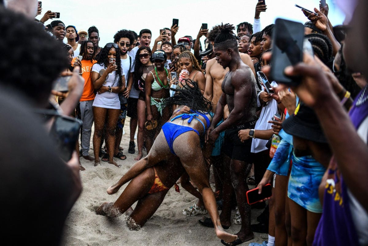Yhdysvaltain Floridassa Miami Beachin kaupunki on ryhtymässä rajoitustoimiin opiskelijabileiden yhteydessä rehottavan väkivallan vuoksi. Kuvassa Miami Beachin rannalla juhlivia nuoria. LEHTIKUVA/AFP