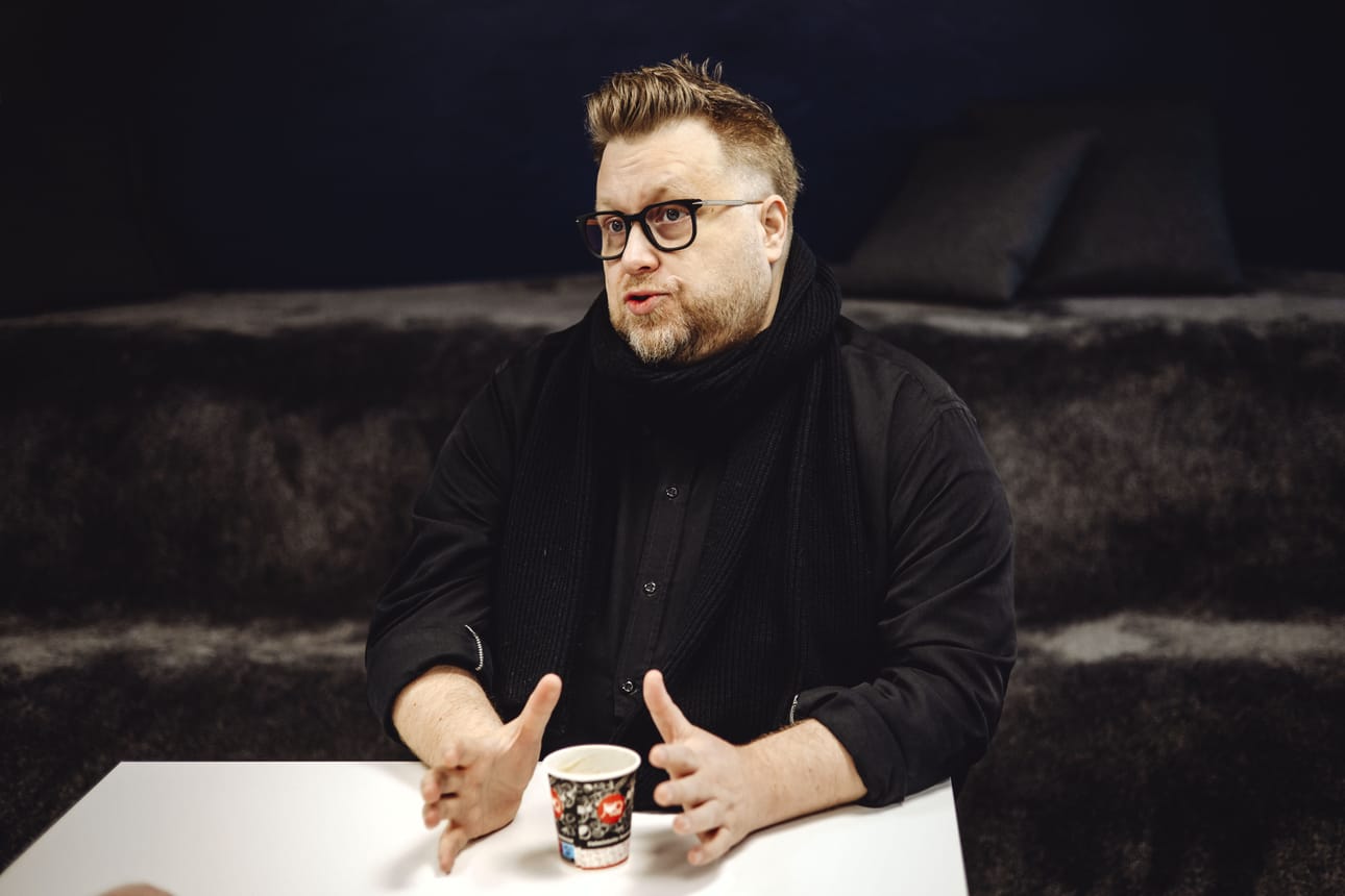 Omien sanojensa mukaan monta elämää elänyt Lari Paski lähti politiikkaan eduskuntavaalien jälkeen. Nyt hän johtaa Vasemmistoliiton Seinäjoen osastoa.