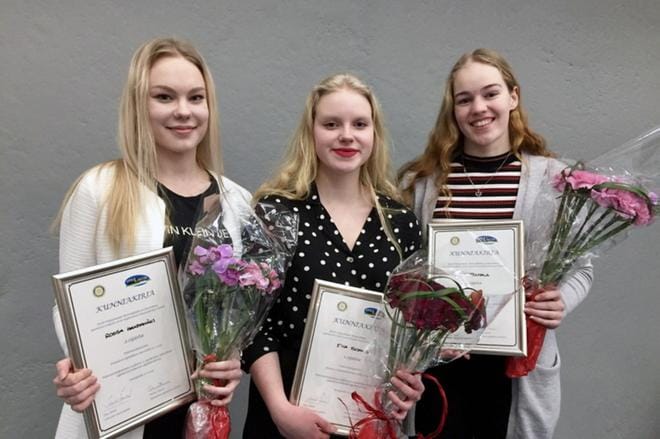 Roosa Haapamäki (vas.) Alavudelta sijoittui kilpailussa toiseksi. Voiton vei Fiia Isoaho Kurikasta ja kolmannen tila Neea Rintala Kortesjärveltä.