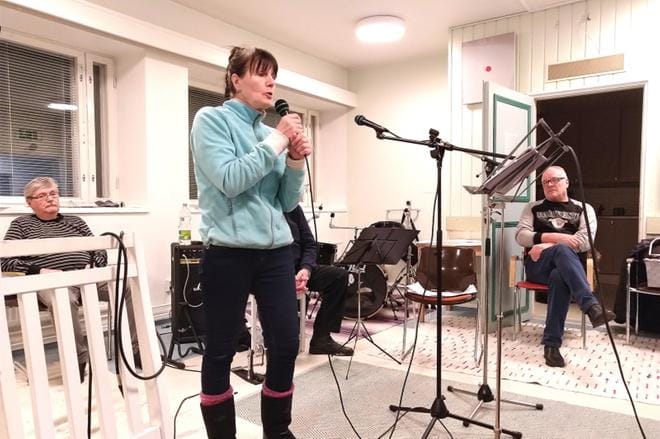 Saan laulamisesta hyvän olon tunteen, vaikka esiintyminen aina jännittääkin, kertoi karaokekerhossa harjoitteleva Leena Pukkinen. Taustalla Matti Mäenpää (vas.) ja Jorma Salmi. KUVA: MIIANELLA HERRALA