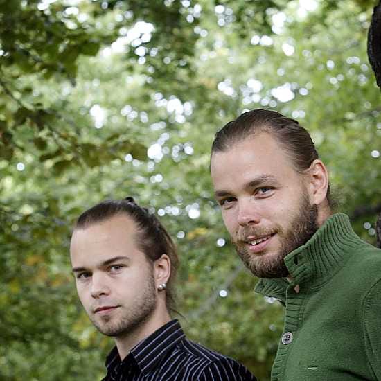 Kitaristi Aleksi Ranta (vas.) säveltää veljelleen Ville Rannalle improvisaation pohjaksi teemoja.