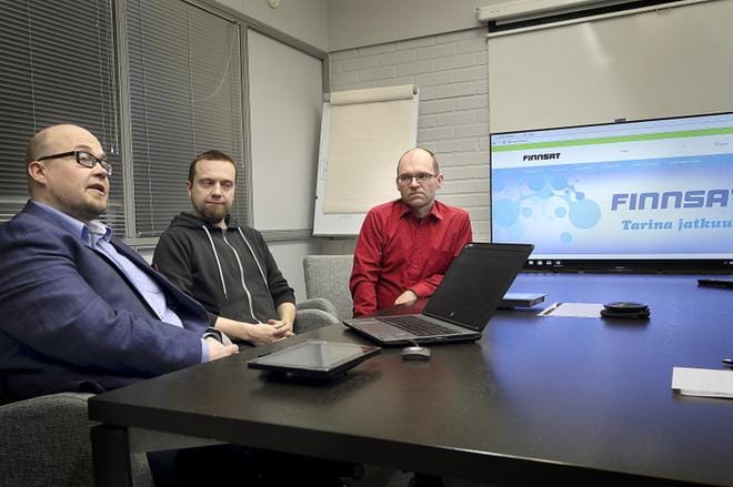 Finnsatin toimitusjohtaja Jarkko Kankaanpää, myyntijohtaja Jani Paananen ja tekninen johtaja Vesa Mikkilä myönsivät palkinnon tulleen pienenä yllätyksenä. KUVA: HEIKKI HAKANEN