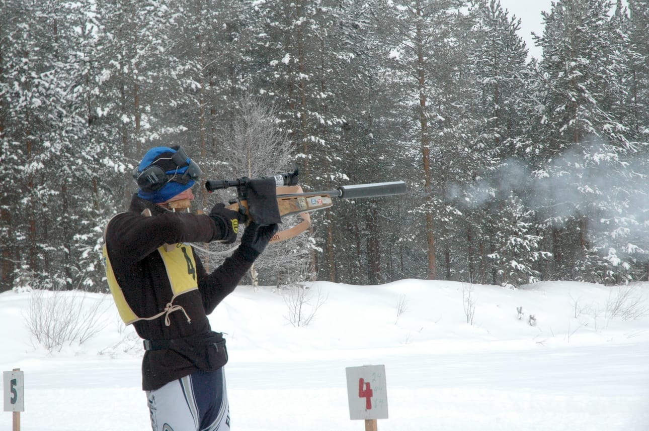 Mieluista lajia harrastetaan pitkään. Lauantain kisojen A-sarjassa toiseksi tullut Unto Majava on tässä kuvassa hirvenhiihtokisoissa maaliskuussa 2010.