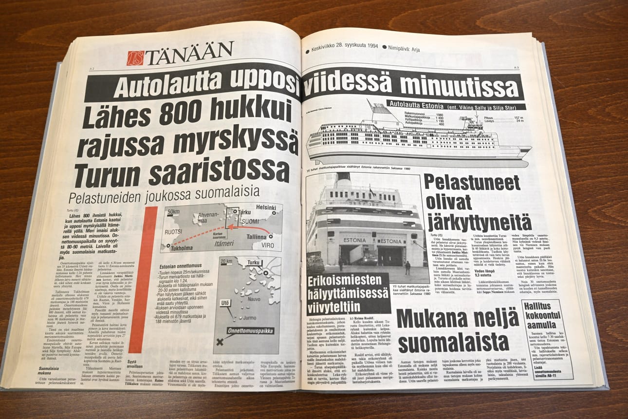 Ilta-Sanomien päivän ensimmäiseen painokseen uutinen Estonian uppoamisesta ei ehtinyt, mutta jo toisessa painoksessa uutinen oli. Aukeama uppoamispäivältä 28.9.1994 LEHTIKUVA / Vesa Moilanen
