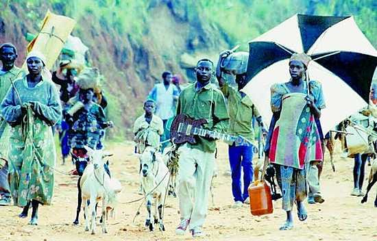 Eero Paloheimo kirjoittaa kärkevästi, ettei ole tavannut yhtään afrikkalaista, joka pitäisi kehitysapua hyvänä. Kuvassa sisällissotaa pakenevat ruandalaisetovat matkalla Zaireen turvaan vuonna 1996.