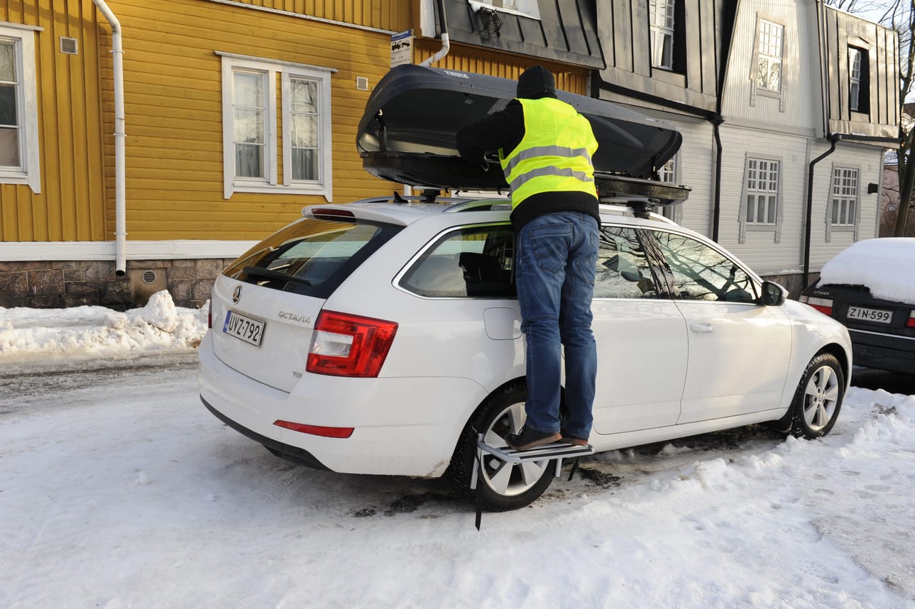 Renkaaseen kiinnitettävä astinlauta helpottaa suksiboksin kuormaamista kummasti.
