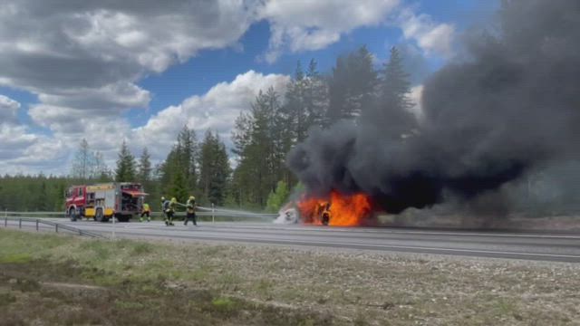 Auto liekeissä Taivalkoskella