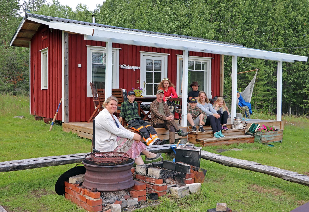 Mökillä ruokaa tehdään ulkona säiden salliessa. Mökkiläset muun muassa savustavat pihalla pyytämiään kaloja.