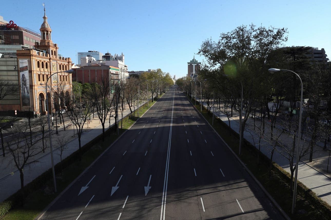epa08341846 A general view of the totally empty Paseo de la Castellana in central Madrid, Spain, 03 April 2020. Spain faces the 20th consecutive day of mandatory home confinement in a bid to slow down the spread of the pandemic COVID-19 disease caused by the SARS-CoV-2 coronavirus. EPA/Kiko Huesca, BY: ALL OVER PRESS / EPA-PHOTO CODE: EPAXX8