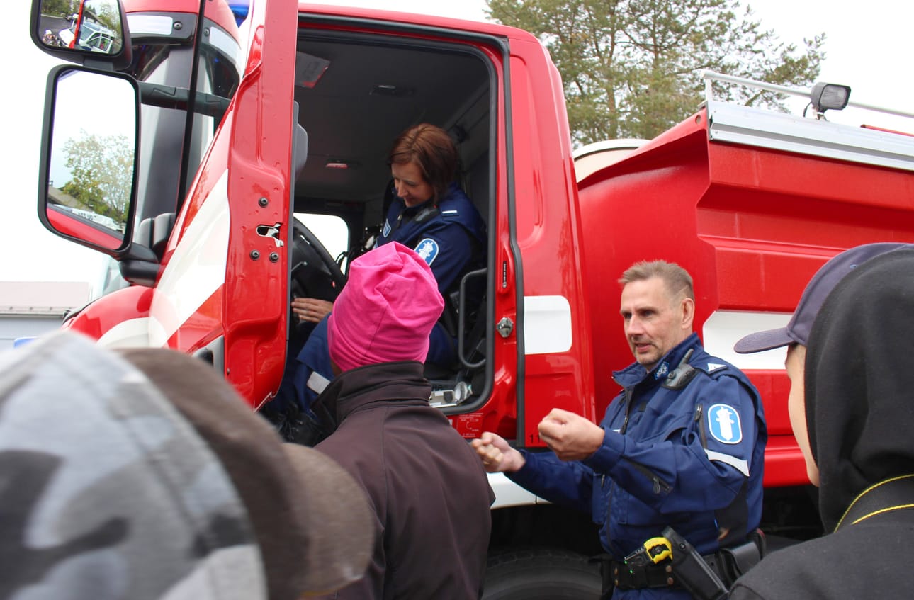Poliisit ehtivät vierailla toista tuntia markkinapaikalla. Vanhempi konstaapeli Kaija Kumpula halusi kokeilla, miltä tuntuu istua sammutusauton kuskinpaikalla. Ylikonstaapeli Vesa Still pohti, mikä on ratin oikea asento.