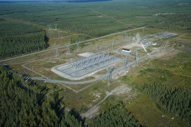 Alajärven sähköasema on aivan valtatie 16:n vieressä. Ohikulkijoille ja Möksyn kyläläisille miljoonainvestointi ei tule näkymään. KUVA: FINGRID