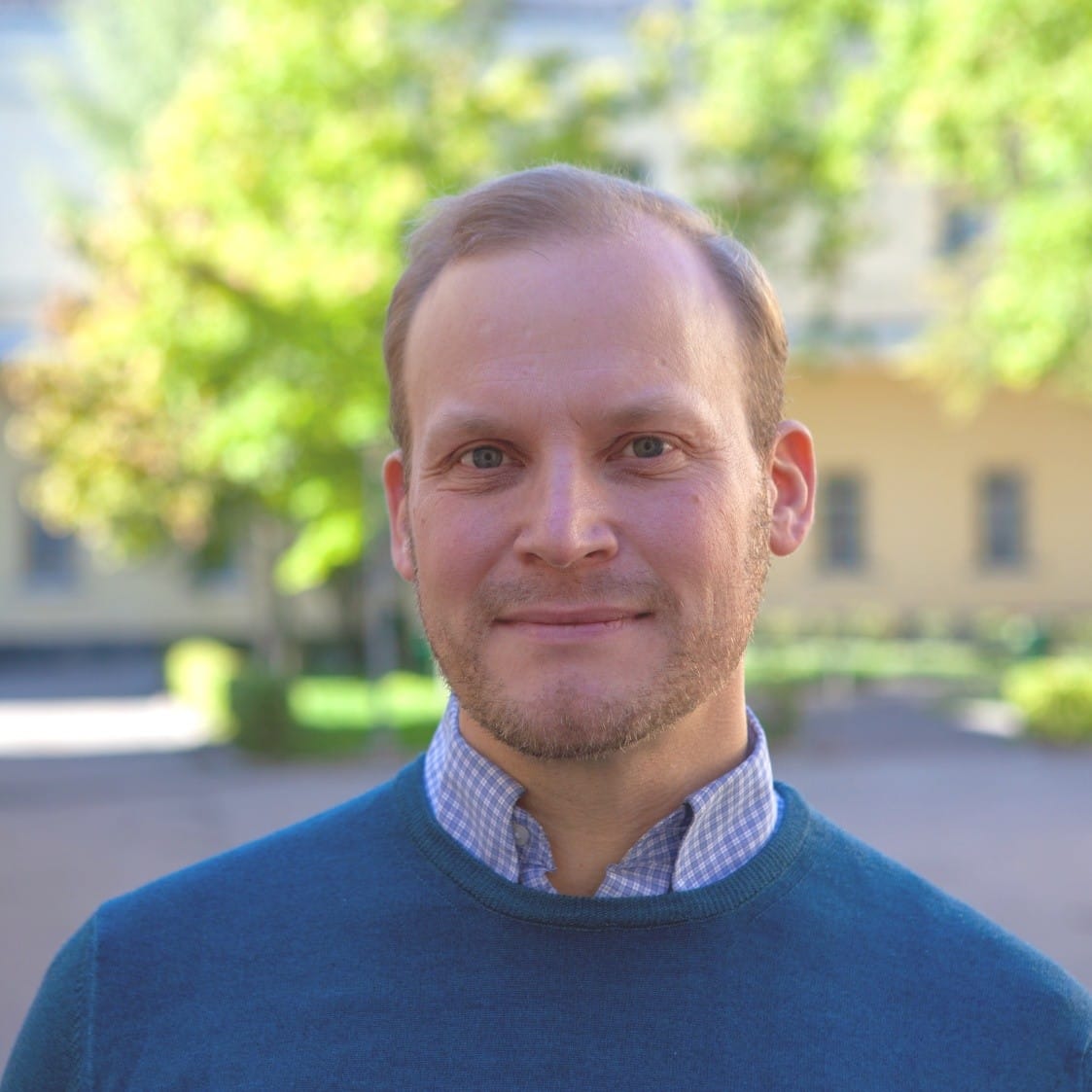 Tommi Nyrönen on filosofian tohtori ja biokemisti, Helsingin yliopiston dosentti ja Suomen ELIXIR-keskuksen johtaja.