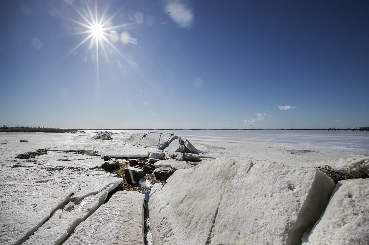 Kevätaurinko tekee pikkuhiljaa tehtävänsä sulattaen jäätä ja hankia.