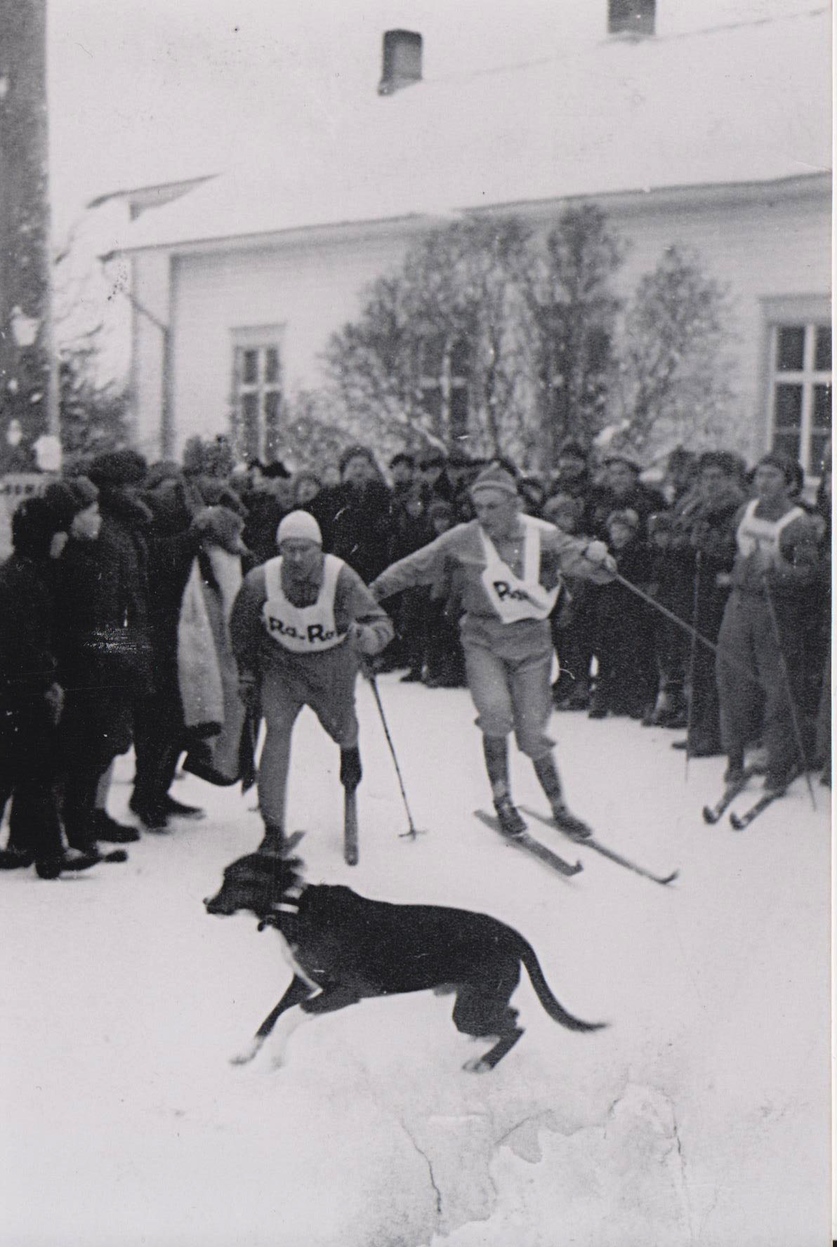 Väinö Porkka lähetti Veikko Niemelän matkaan entisen Kujasalon liikkeen edustalla Rantsilassa vuoden 1953 maakuntaviestissä. Niemelä vei viestiä 24 kilometriä Vornaan.  Väinö Porkan albumI