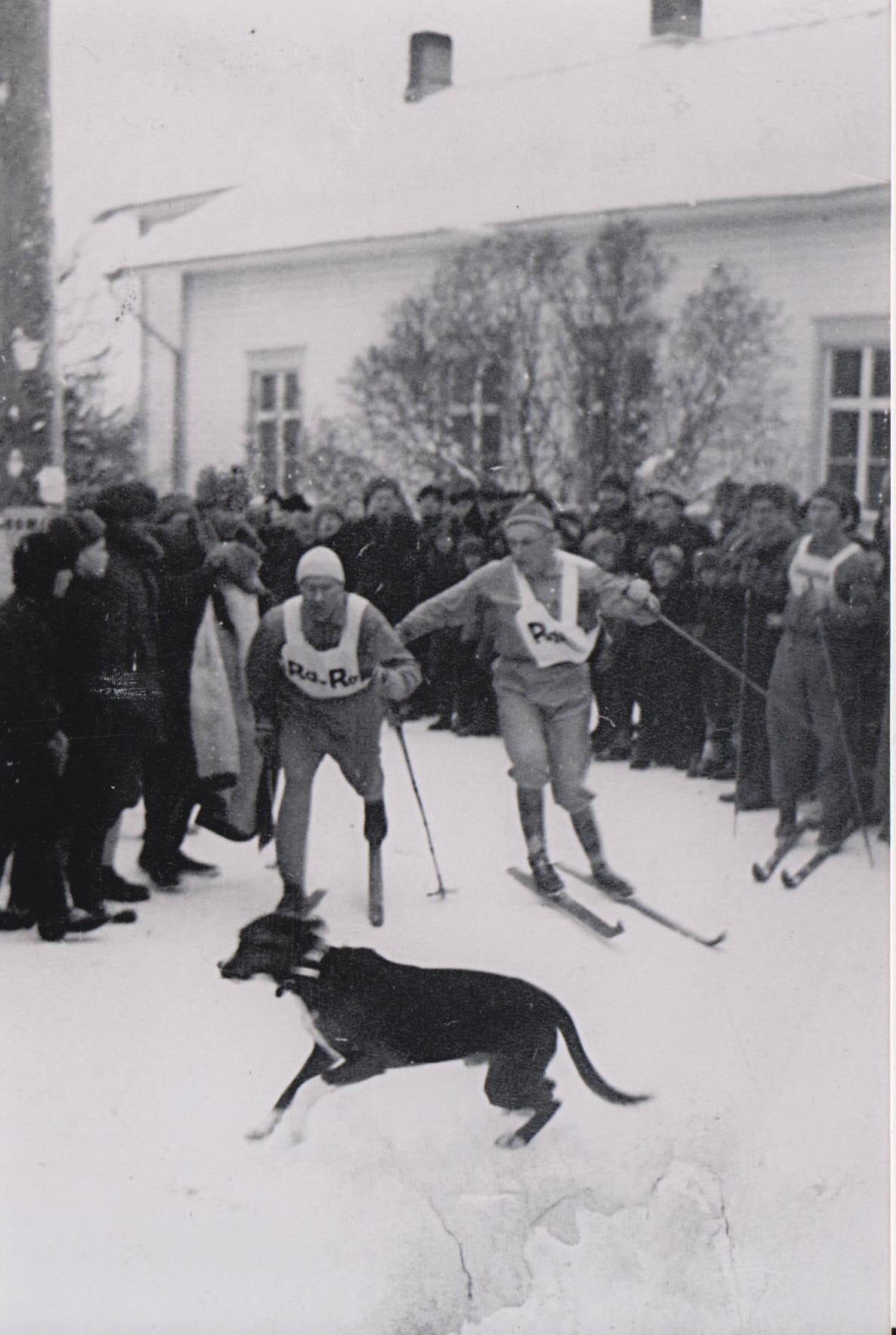Väinö Porkka lähetti Veikko Niemelän matkaan entisen Kujasalon liikkeen edustalla Rantsilassa vuoden 1953 maakuntaviestissä. Niemelä vei viestiä 24 kilometriä Vornaan. Väinö Porkan albumI