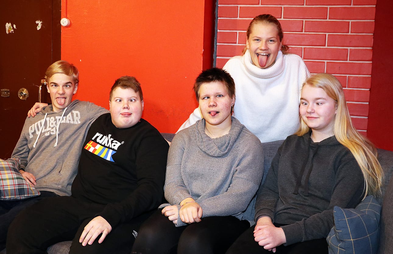ja sitten hullutellaan! Nuorisovaltuustoon kuuluvat Ville Lepistö, Sakari Pramila, Ilona Ranta, Helmi Lepistö ja takana Maija Sipola. Kuvasta puuttuu Aapeli Lapola.